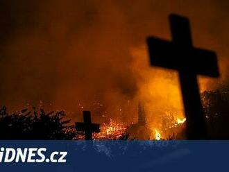 Jachtaři z lodi odpalovali ohňostroje, zapálili ostrov nedaleko Atén