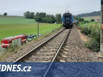 Český rychlík narazil na Slovensku do autobusu, zemřeli čtyři lidé