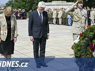 Nad Prahou proletěla čtveřice gripenů. Nepanikařte, ozbrojené síly slavily