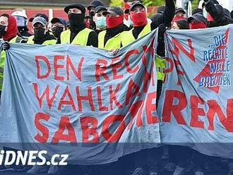 V AfD si nechali staré vedení. K volbě šli kvůli odpůrcům v ulicích přes zátarasy