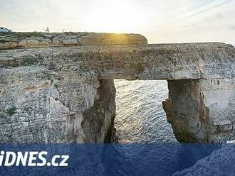 Muž na Maltě seskočil ze čtyřkolky včas, žena se zřítila z útesu do moře