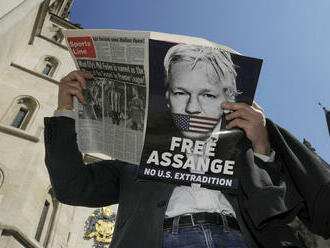 Assange priznal vinu pred súdom, je voľný a odletel domov do Austrálie. USA mu zakázali vstup