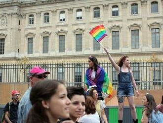 Desiatky tisíc ľudí sa v Paríži zúčastnili na pochode hrdosti LGBT+