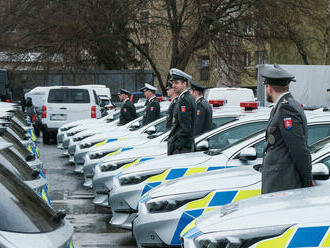 Policajti nechcú žlto-modré autá. Na polepy a metalízu sa zbytočne míňajú tisíce, kritizujú Hamranove nákupy