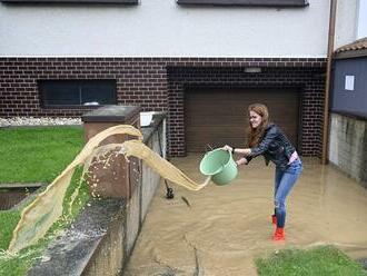 Po búrke sú zaplavené cesty vo Vranove nad Topľou. V Piešťanoch zaplavilo časť zimného štadióna i archív