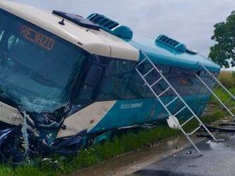 Nehoda autobusu pri Zlatých Moravciach: Sedem zranených