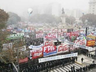 Tisíce ľudí v Buenos Aires protestovali proti spornej vládnej reforme. Demonštrácie prerástli do násilia