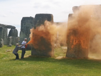 Aktivisti posprejovali prehistorickú pamiatku Stonehenge. Polícia zatkla dve osoby