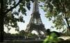 Organizátori OH v Paríži odhalili na Eiffelovej veži olympijské kruhy