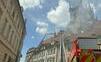 V centre Prahy horí strecha jednej z budov pri Týnskom chráme, hasiči evakuujú ľudí