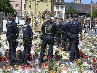 Stovky ľudí si v Mannheime uctili policajta dobodaného agfganským imigrantom