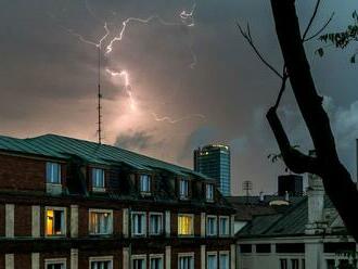 Na Podunajskej nížine sa vyskytli silné búrky, objavujú sa aj supercely