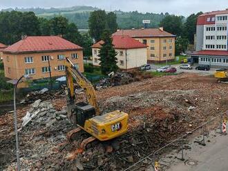 Namiesto bytovky parkovisko. Posledný obyvateľ stavbu opustil tesne pred zbúraním