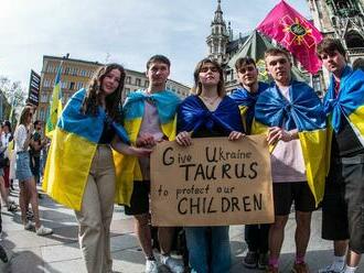 Dezertérov živiť nebudeme. Nemci chcú skresať sociálne dávky pre ukrajinských mužov