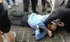 Kuriózny incident: Člen AfD pohrýzol do nohy demonštranta