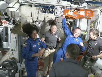 Astronauti Starlineru sú na ISS už tri týždne. Pôvodne sa mali vrátiť do týždňa