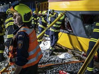 Hrobové ticho a zmätení ľudia na koľajniciach. Moment zrážky zaznamenala priemyselná kamera