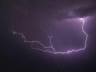 Na juhozápade Slovenska sa podvečer očakávajú búrky, hrozí aj vznik superciel