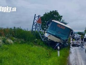 AKTUÁLNE FOTO Vážna nehoda pri Zlatých Moravciach! Autobus skončil prevrátený: Cestujúci sú zranení