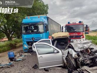 Hrôzostrašné FOTO dopravnej nehody v okrese Topoľčany: Auto ostalo na šrot! Čelnú zrážku neprežil 35-ročný muž