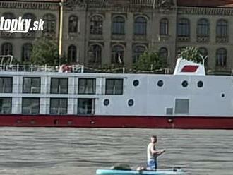 Šokujúce FOTO z rozvodneného Dunaja: Muž nepochopiteľne riskoval svoj život! Všetko pre obyčajnú zábavu