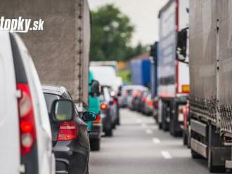 Dopravu v Bratislave komplikuje viacero nehôd, vodiči hlásia kolóny