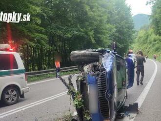 Nehoda pod Strečnom: Auto skončilo prevrátené! V úseku sa tvoria rozsiahle kolóny