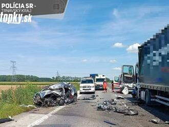 AKTUÁLNE Tragická dopravná nehoda: Tento úsek je uzatvorený! FOTO Auto ostalo na šrot