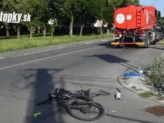 Polícia sa obracia na svedkov nehody cyklistu s polievacím autom