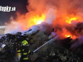 AKTUÁLNE Pri Košiciach vypukol silný požiar v areáli spaľovne! FOTO Odpad horí na voľnom priestranstve