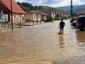 Núdzový stav neďaleko Trenčína: Po lejaku zatopilo 75 domov! Hrozí prepad vozovky