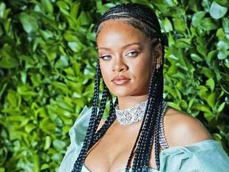 Vlasová chameleónka Rihanna: Tentokrát stavila na prirodzenosť! Aha, čo nosí pod parochňou