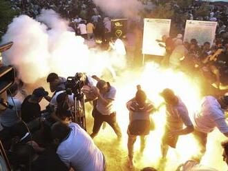 Napäté chvíle na protivládnom proteste v Arménsku: Zasahovala polícia, zranili sa desiatky ľudí