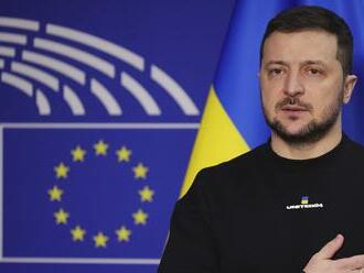 Zelenskyj navštívil vojakov, no v tom... Tvrdá spŕška KRITIKY! Budete sa diviť, do koho sa obul