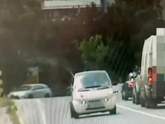 VIDEO Miniauto narobilo v Bratislave rozruch: Vodič prefrčal cez blikajúce železničné priecestie!