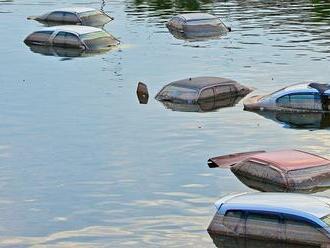 Nedajte sa oklamať! Pozor na vozidlá po záplavách: Čo všetko v autách ničí voda?