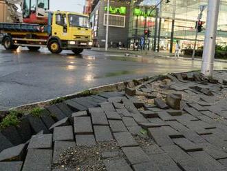 Výdatné búrky zničili vozovku v Nitre: Jazdné pruhy sú stále uzavreté! Cestu budú monitorovať