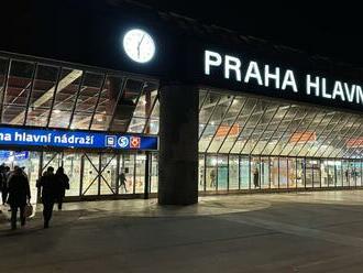 Na stanici v Prahe spadla zo stropu betónová omietka: Zasahovali aj hasiči