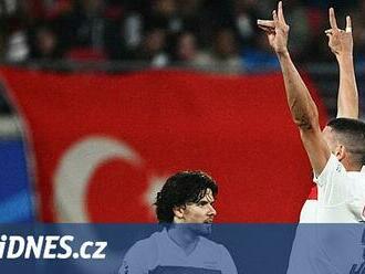 Demiral po kontroverzním gestu přišel o čtvrtfinále, Bellingham platí pokutu