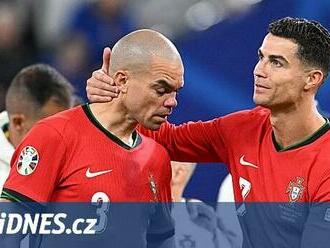 Ronaldo objímal Pepeho, ten neudržel slzy. Rozloučí se oba s reprezentací?