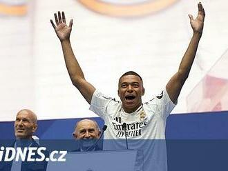 Pozdrav jako Ronaldo, objetí od Zidana a málem i slzy. Mbappé se uvedl v Realu