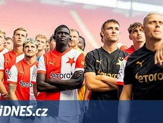 Pyro v Edenu, nové dresy. Slavia vsadí na klasiku i černo-zlatou kombinaci