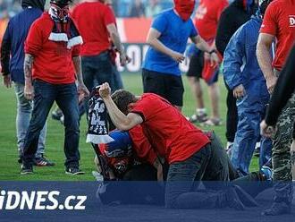 Po fotbale si nasadil kuklu a na stadionu bil pěstí fanouška, hrozí mu tři roky