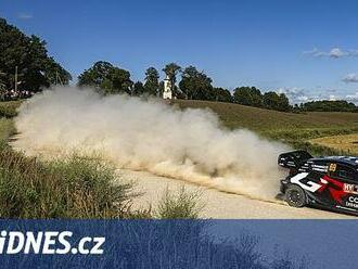 Lotyšskou rallye při premiéře v MS stále vede úřadující šampion Rovanperä