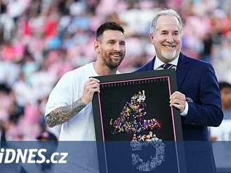 Messi s dlahou na kotníku převzal ocenění za 45 trofejí, Miami v MLS dál vládne