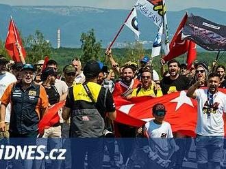 VIDEO: Na motorkách jako na fotbale. Turci pochodovali v Mostě za svým idolem