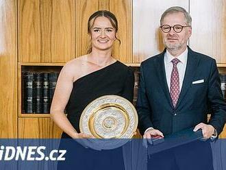 Wimbledonská šampionka ve Strakově akademii. Krejčíkové gratuloval premiér