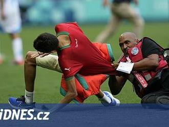 Třaskavý start fotbalu na OH. Argentině zrušil VAR po dvou hodinách gól na 2:2