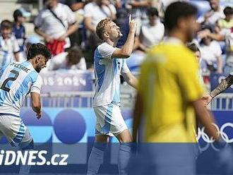 Argentinští fotbalisté slaví první výhru, ale protest na neuznaný gól jim nevyšel