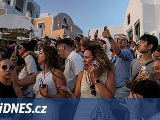 Vylodilo se 11 tisíc turistů. Nevycházejte ven, vyzval starosta Santorini místní